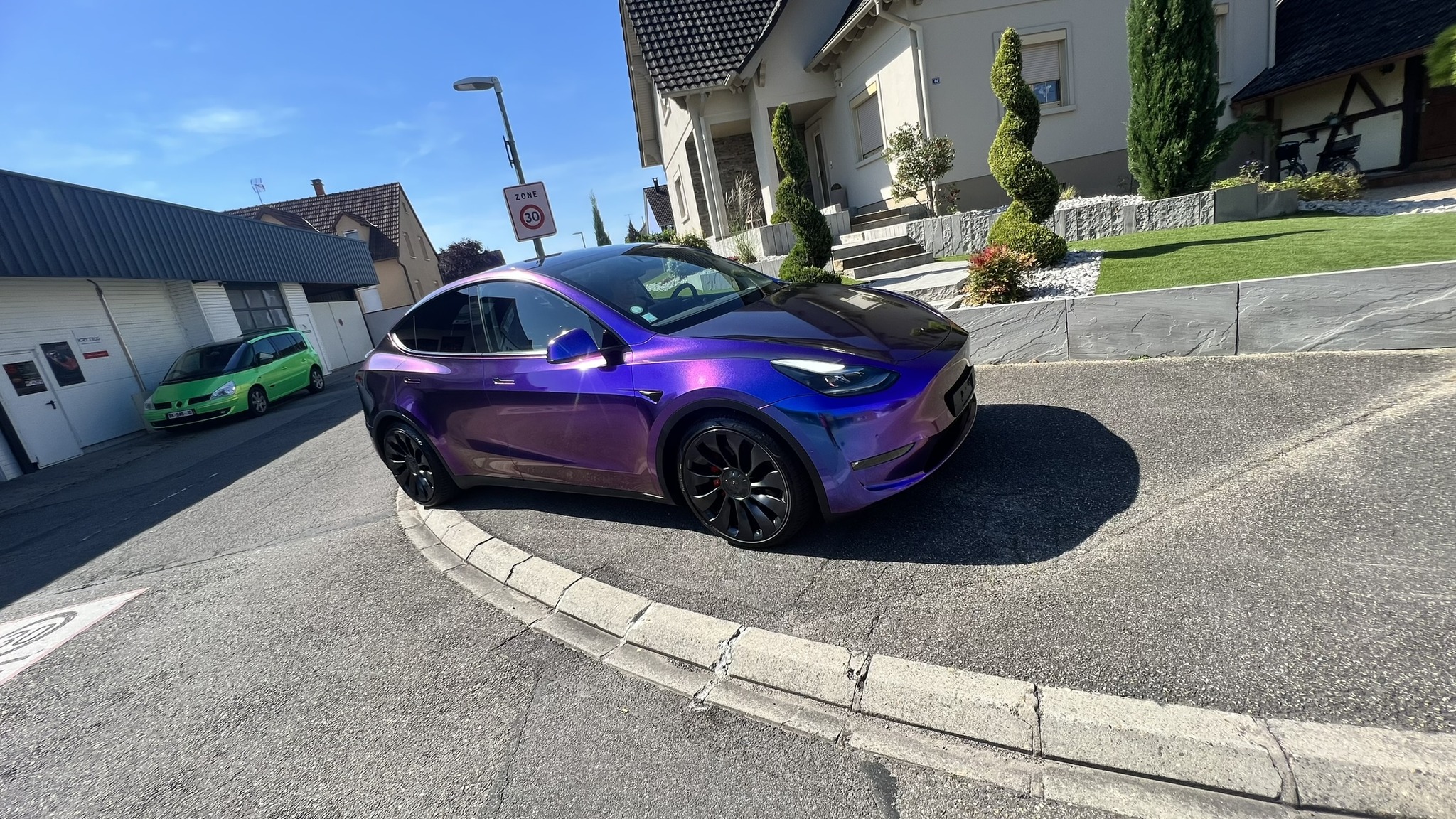 Tesla model Y couverte par un covering caméléon violet de chez teckwrap